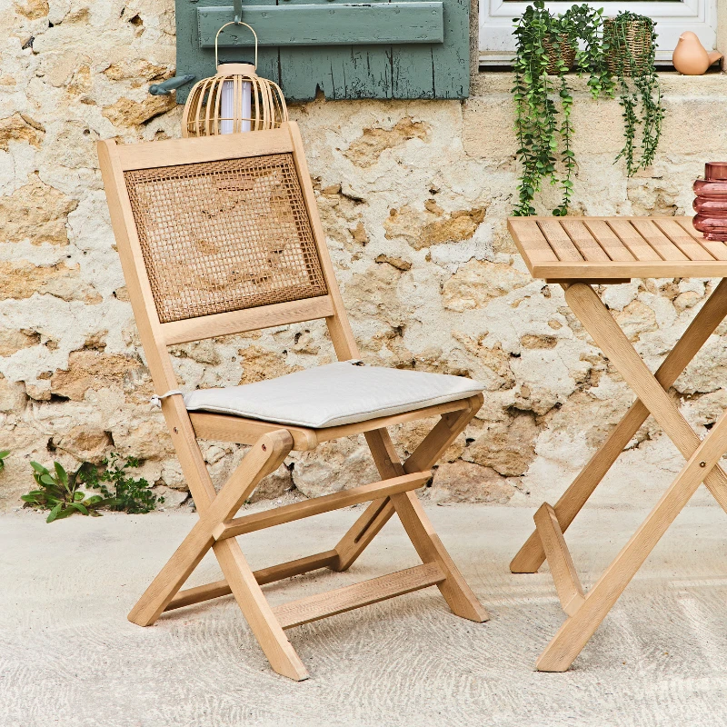 Alice's Garden Ensemble Table + 2 Chaises De Jardin Avec Coussins Beige En Acacia Et Cannage - Bohemia 5 Alice's Garden Ensemble Table + 2 Chaises De Jardin Avec Coussins Beige En Acacia Et Cannage - Bohemia – Image 3